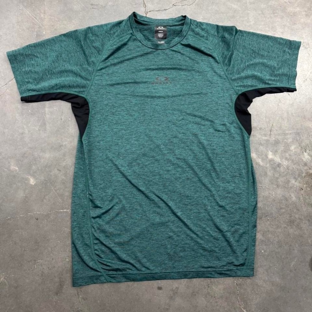Center‎ hit Oakley sportswear tee